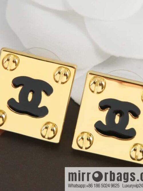 wsxc1680870543123_0-800x800kp1envni04n179650_20250708182419.jpg New ☑️ Chanel medieval series square gold double c earrings