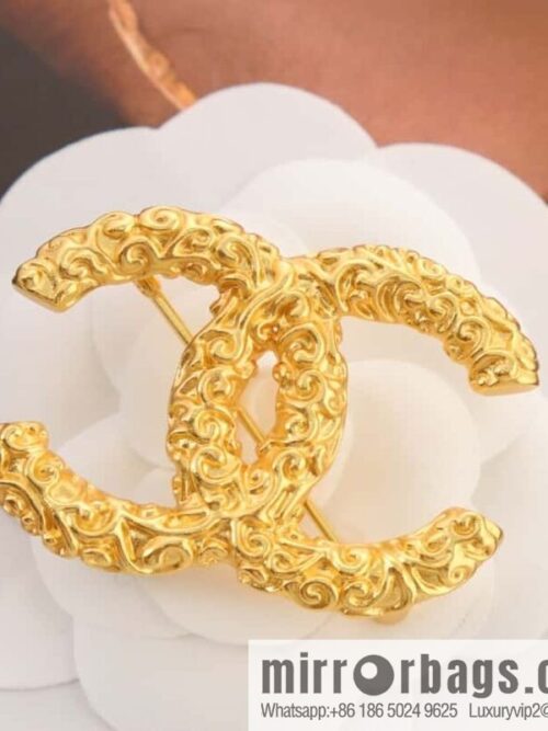 wsxc1680870550226_0-800x800yo5atvqccrv179605_20250708182303.jpg New ☑️ Chanel medieval series gold double c brooch