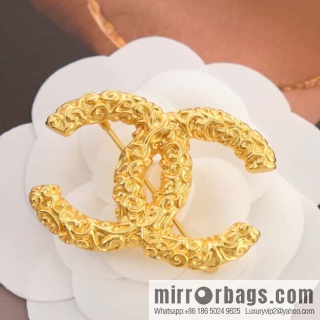 New ☑️ Chanel medieval series gold double c brooch