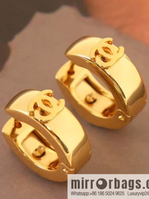 wsxc1680870553075_0-800x800lts3zisvd5b179583_20250708182225.jpg New ☑️ Chanel medieval series gold double c semicircular earrings