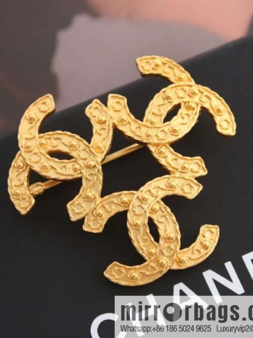 wsxc1680870555462_0-800x800uxn0gqyg4rm179561_20250708182148.jpg New ☑️ Chanel medieval series gold 3 double c brooch