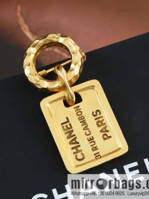 wsxc1680870557322_2-800x800e232ggvcanz179550_20250708182131.jpg New ☑️ Chanel medieval series gold brand letter brooch