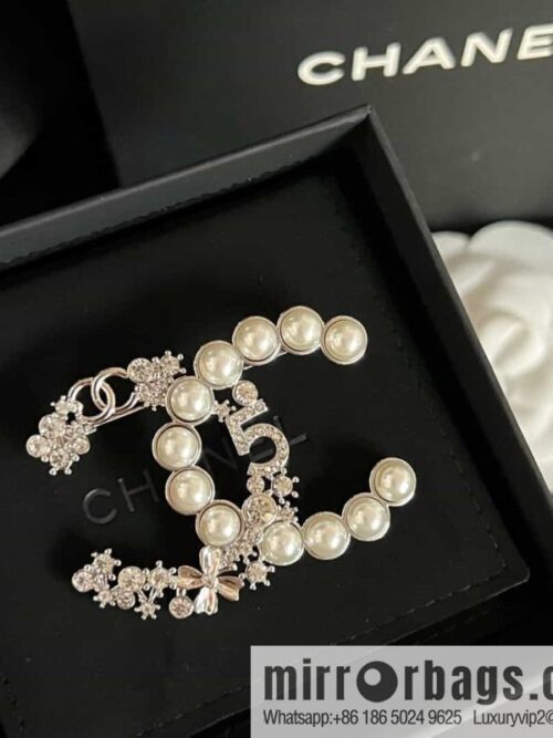 wsxc1681215126962_0-800x800orsrboqryxp179418_20250708181757.jpg New ☑️ Chanel double c four-leaf clover 5 and a half pearl brooch