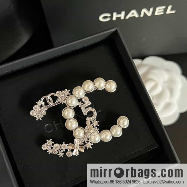 New ☑️ Chanel double c four-leaf clover 5 and a half pearl brooch