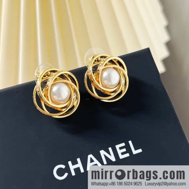 New ☑️ Chanel gold pearl stud earrings
