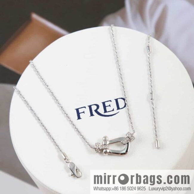 Fred horseshoe necklace