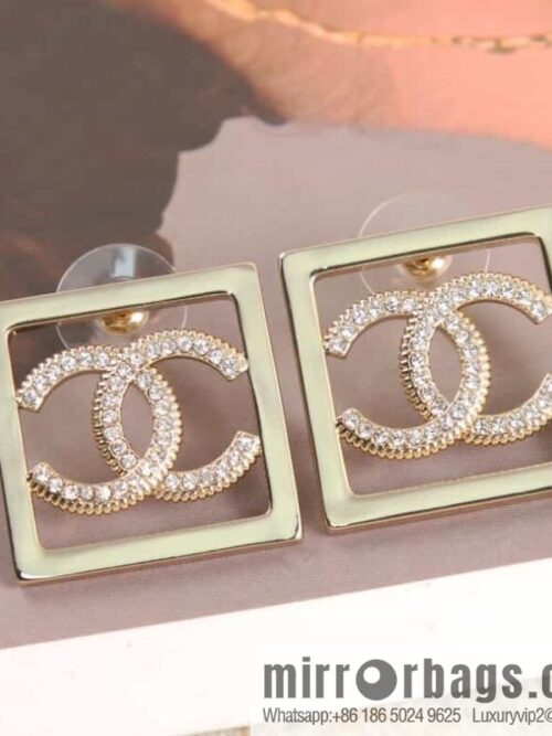 wsxc1682598815521_4-800x800ovywmw3mwtw176366_20250708162101.jpg New ☑️ Chanel double c square hollow stud earrings