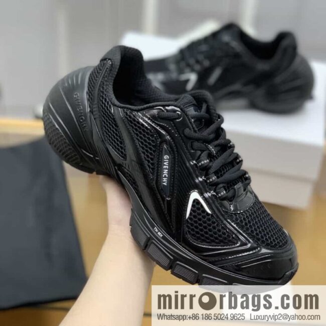 GIVENCHY GIVENCHY Men\'s lace-up sneakers made of technologically knitted fabrics, synthetic leather and rubber