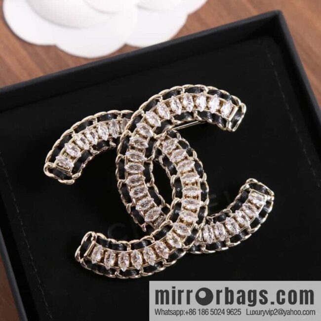 wsxc1683811962058_0-800x8002o2dzvxpbl2171887_20250705214855.jpg New ☑️ Chanel Double C Horse Eye Diamond Black Leather Rope Brooch