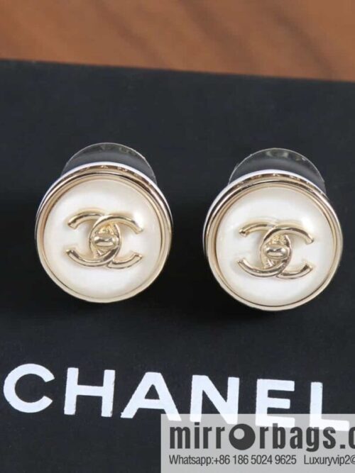 wsxc1683811963825_0-800x800mk3wv53lpan171876_20250705214836.jpg New ☑️ chanel c1 double c round acrylic stud earrings