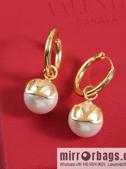 wsxc1683899024778_0-800x8001tespek5211171789_20250705214610.jpg New ☑️ Valentino pearl earrings