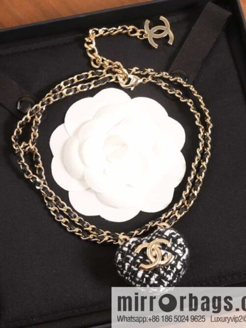 wsxc1684332585060_0-800x800ew3lqhcte2i171456_20250705213613.jpg New ☑️ Chanel double c peach heart love mirror necklace