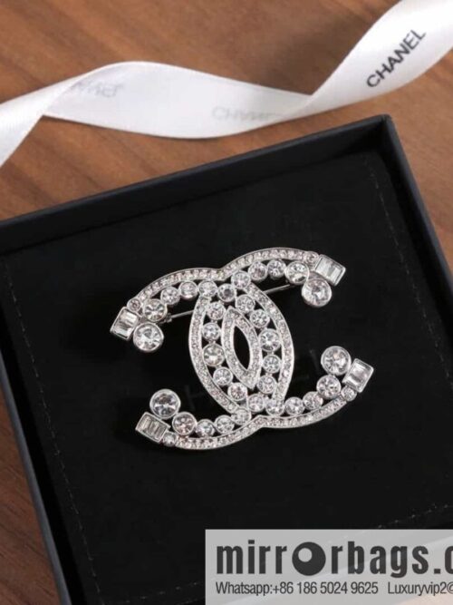 wsxc1684419905573_0-800x800x40gwiqogsx171390_20250705213418.jpg New ☑️ Chanel Double C Round Diamond Brooch