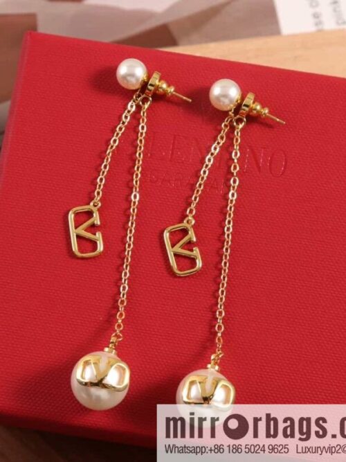 wsxc1684504378599_0-800x800fe0xtvrw2fd171300_20250705213140.jpg New ☑️ Valentino tassel pearl earrings