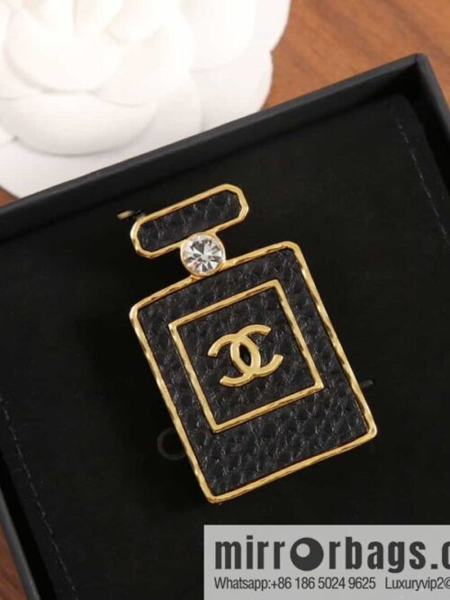 wsxc1684590491628_0-800x8001yrii1ltpis168502_20250705200020.jpg New ☑️ Chanel Double C Black Leather Perfume Bottle Brooch