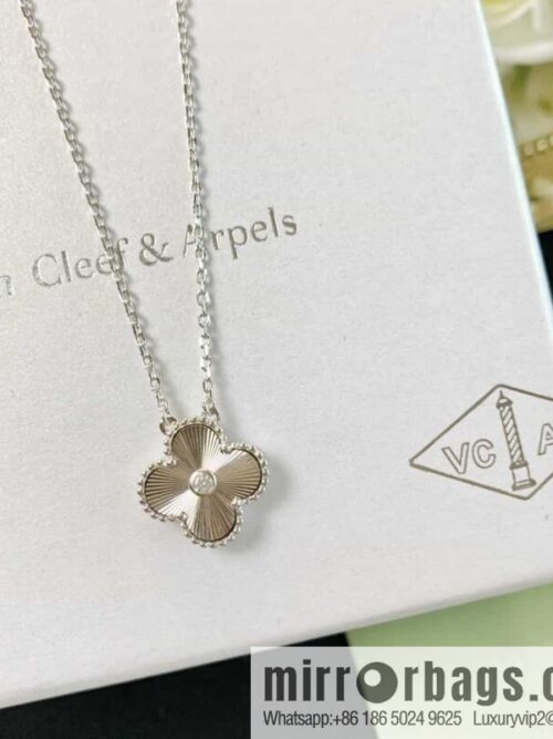 wsxc1684591230902_2-800x800y40widz2m55168425_20250705195819.jpg Van Cleef & Arpels Christmas Limited Clover Necklace