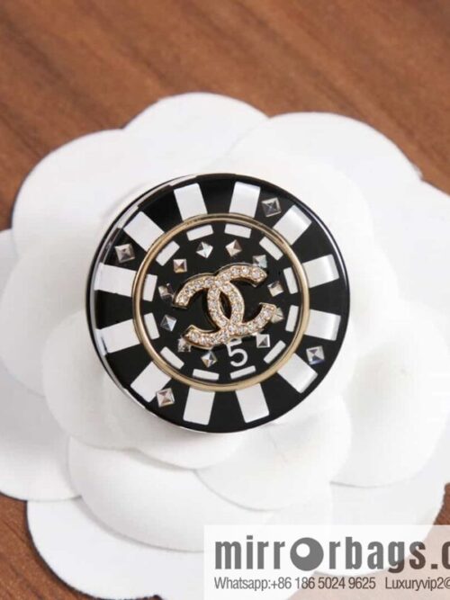 wsxc1685631512271_0-800x800oiwwqdldfy0167727_20250705193837.jpg New ☑️ Chanel double c round acrylic brooch