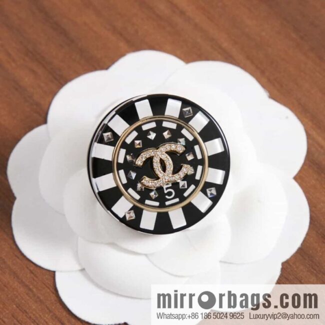 wsxc1685631512271_0-800x800oiwwqdldfy0167727_20250705193837.jpg New ☑️ Chanel double c round acrylic brooch