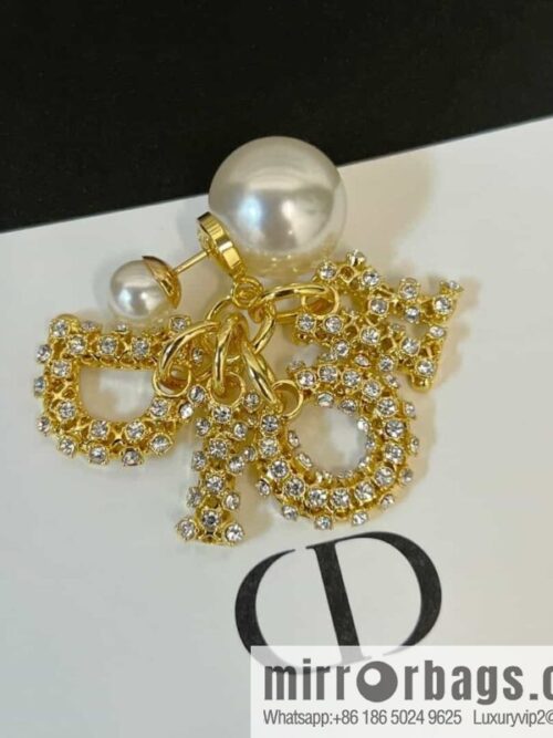 wsxc1686063055396_0-800x8003w5sghzi5xl167595_20250705193500.jpg New ☑️ Dior size pearl hollow full diamond stud earrings