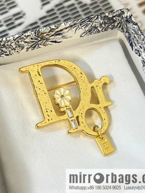 wsxc1686063069826_5-800x800onrnzv5fbeu167562_20250705193404.jpg New ☑️ DIOR letter flower brooch