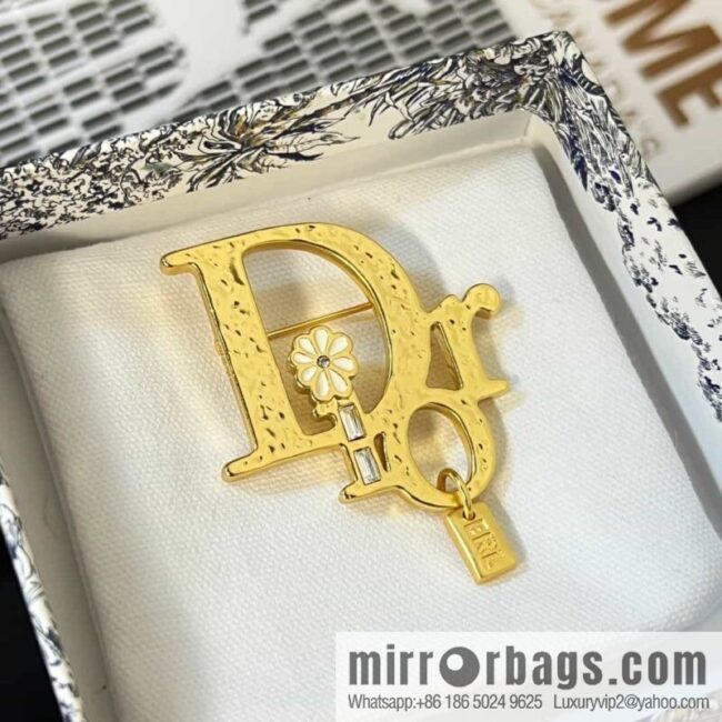 New ☑️ DIOR letter flower brooch