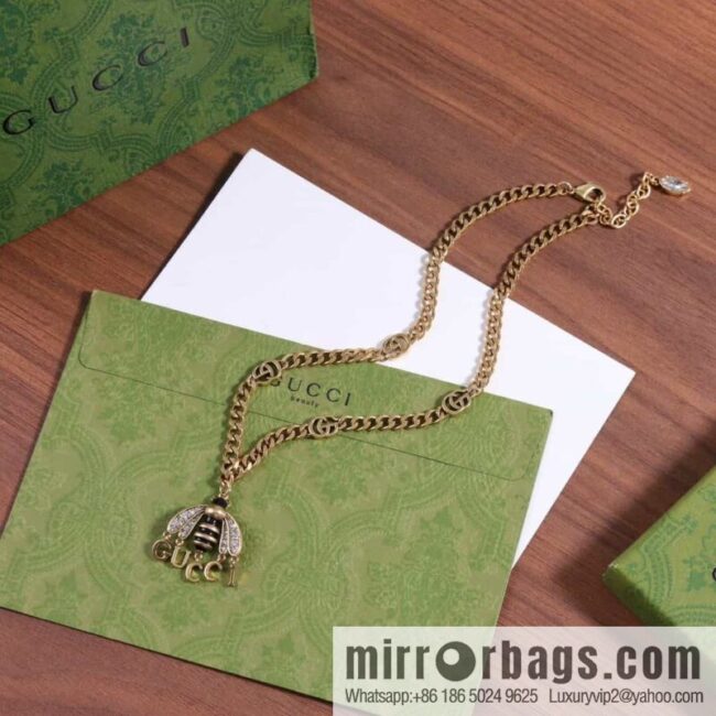 New Gucci Gucci bee fringed letter necklace