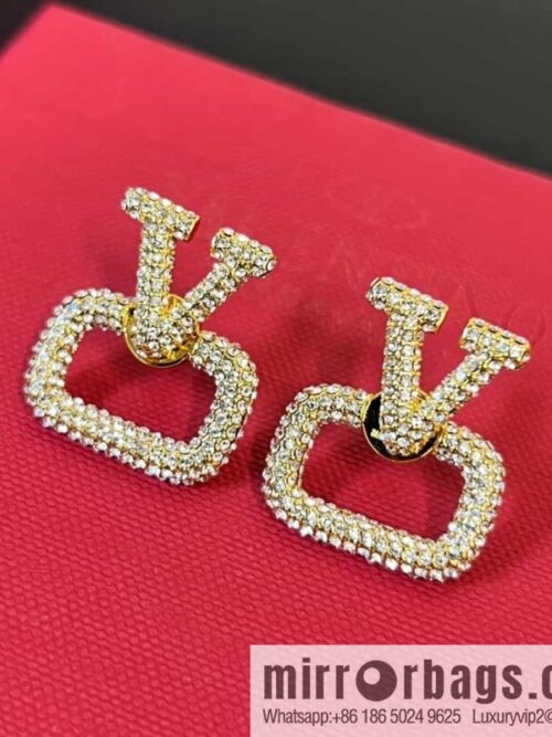 wsxc1686921109126_0-800x800ruf1sfvpucg163715_20250705173823.jpg New ☑️ Valentino full diamond V gold stud earrings
