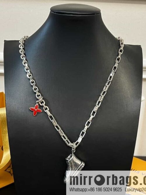 wsxc1687185697540_2-800x800murzwltptbx163579_20250705173417.jpg Louis Vuitton Louis Vuitton Green Medieval Collection Converse Shoe Necklace