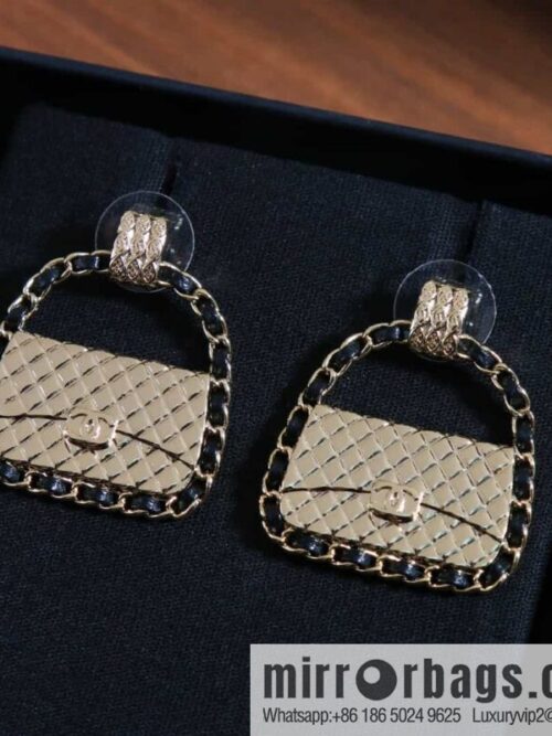 wsxc1687529767116_0-800x800vaxf45loaog163351_20250705172644.jpg New ☑️ CHANEL CHANEL c1 black leather rope gold bag 👜 stud earrings