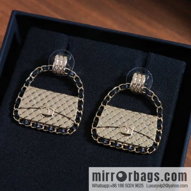 New ☑️ CHANEL CHANEL c1 black leather rope gold bag 👜 stud earrings