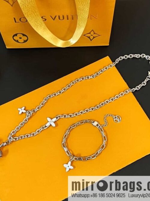 wsxc1687701714710_0-800x800lsipoleigvz163283_20250705172420.jpg Louis Vuitton Louis Vuitton Green Medieval Collection Dumbbell Clover Necklace, Bracelet