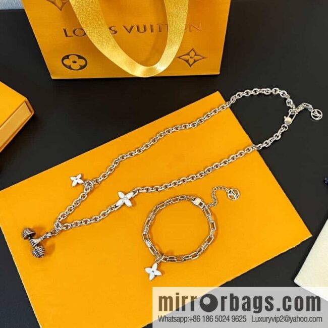 wsxc1687701714710_0-800x800lsipoleigvz163283_20250705172420.jpg Louis Vuitton Louis Vuitton Green Medieval Collection Dumbbell Clover Necklace, Bracelet