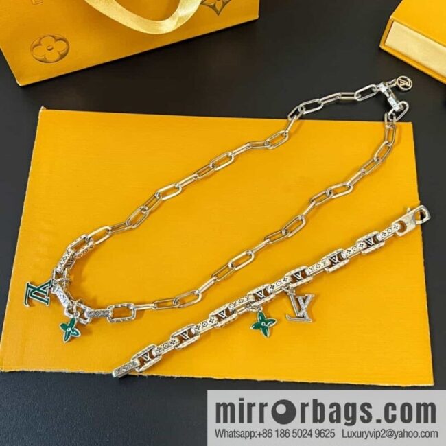 wsxc1687701716326_0-800x800sl5e13xju3a163261_20250705172341.jpg Louis Vuitton Louis Vuitton Green Medieval Series Letter LV Clover Necklace, Bracelet