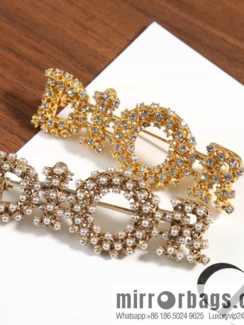 wsxc1687701731294_0-800x800xuqlfdgw5lx163196_20250705172133.jpg New ☑️ Dior hollowed out full diamond letter brooch