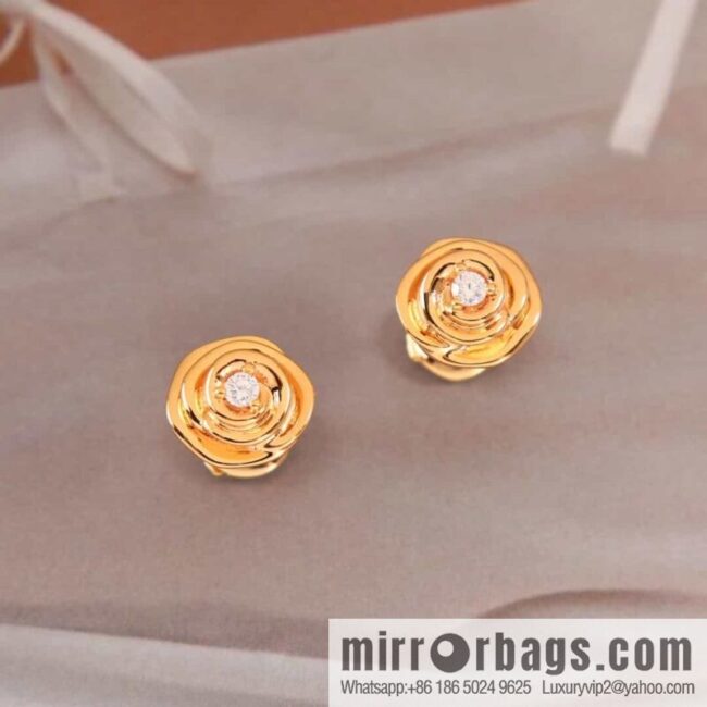 New ☑️ DIOR rose stud earrings
