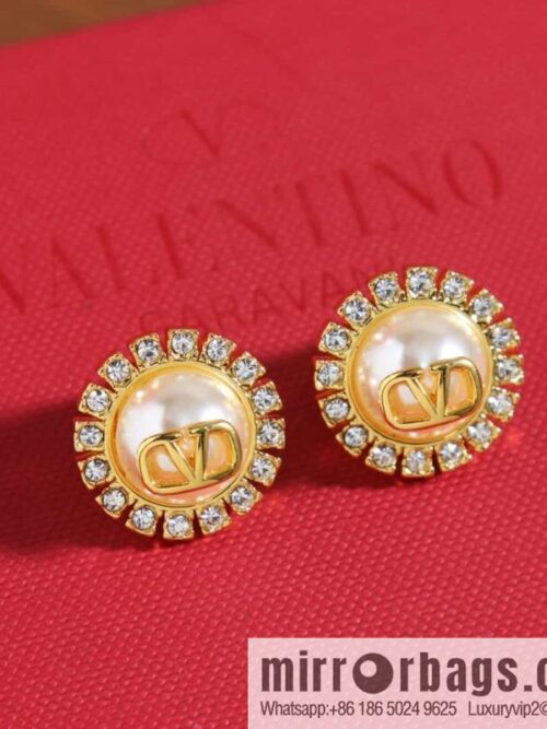 wsxc1688479152977_0-800x800nufzhwip4jl158566_20250705140914.jpg New ☑️ Valentino stud earrings
