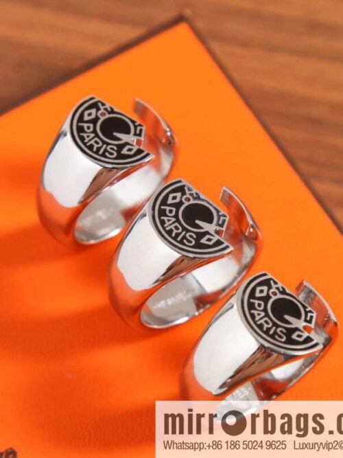 wsxc1690908328601_0-800x800ekayfizoq3z153900_20250705104535.jpg HERMES Carrousel Horse Head Ring, Chain