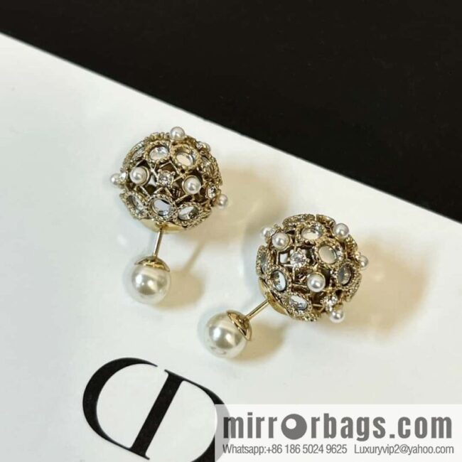 New ☑️ DIOR mirror hollow pearl stud earrings