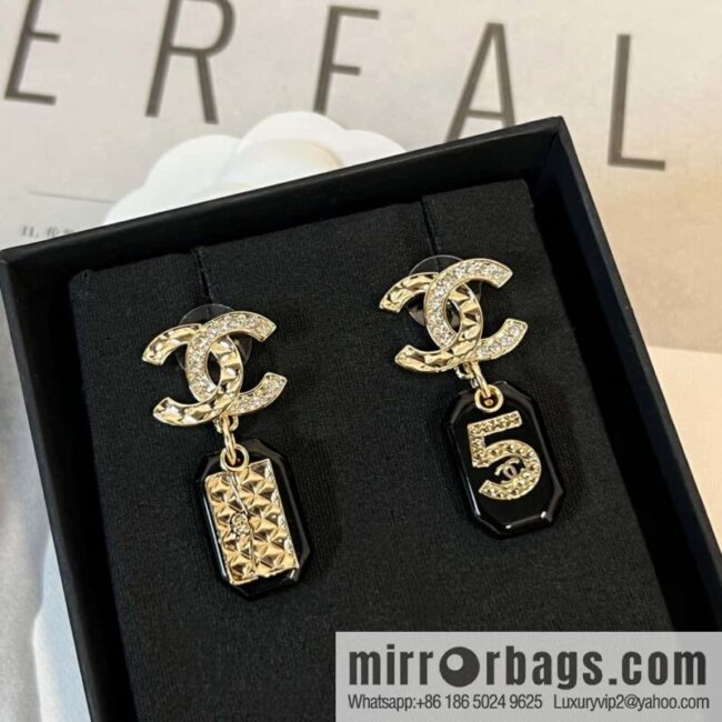 New ☑️ Chanel asymmetrical double c-bar acrylic 5-character stud earrings