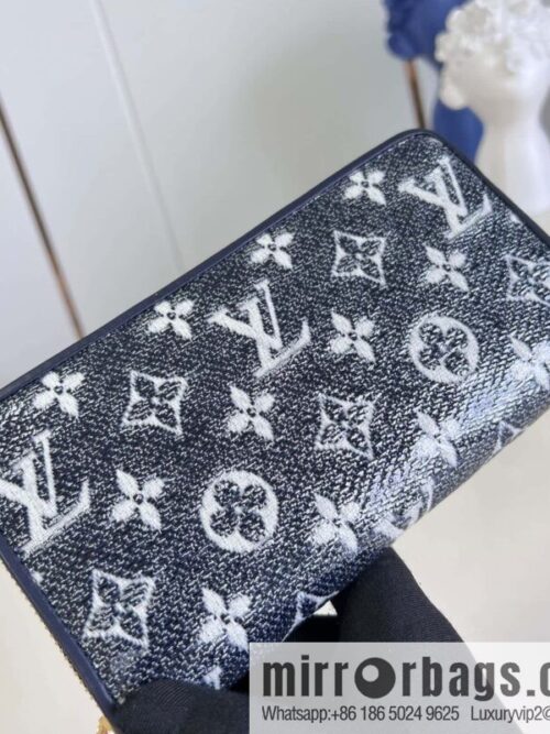LV M82468 Zippy Wallet