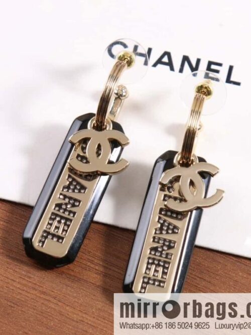 wsxc1691502133814_0-800x800nvq5xkwe3pc153572_20250705103507.jpg New ☑️ Chanel C2 double c strip letter stud earrings