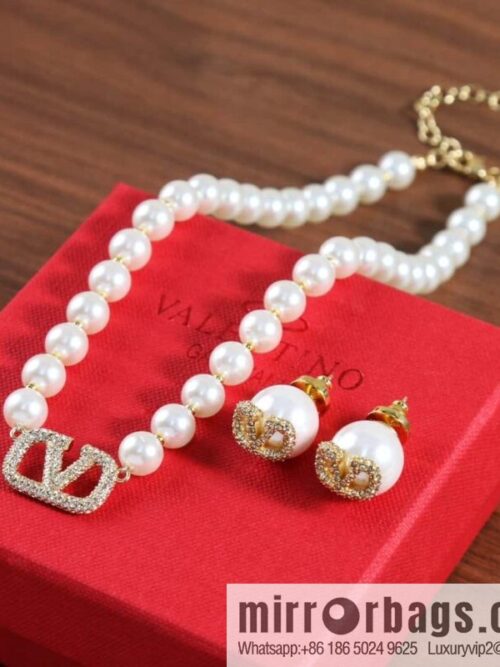 wsxc1691502140371_0-800x8004yfeyxavweb153522_20250705103335.jpg New ☑️ Valentino pearl necklace, stud earrings
