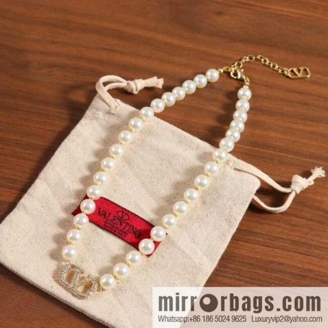 wsxc1691502140371_2-800x800ro4osxztv5n153523_20250705103337.jpg New ☑️ Valentino pearl necklace, stud earrings