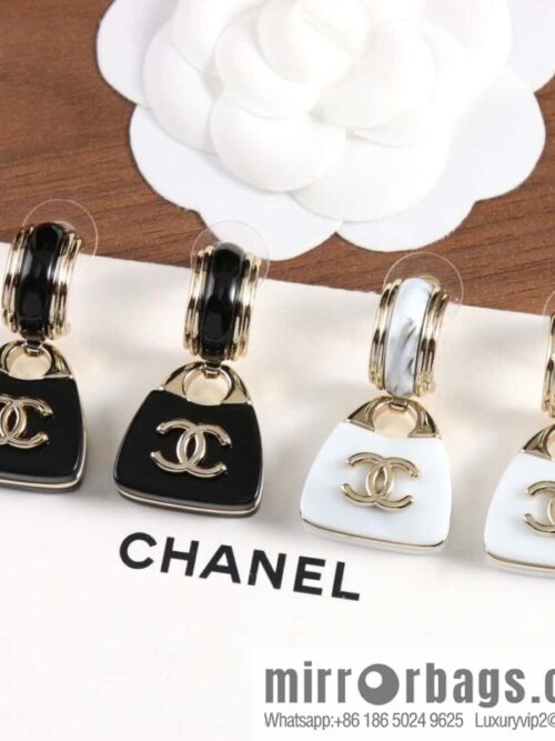 wsxc1691594817676_0-800x800t2v2cgaxbh1153439_20250705103101.jpg New ☑️ Chanel C2 double c acrylic bag 👜 stud earrings