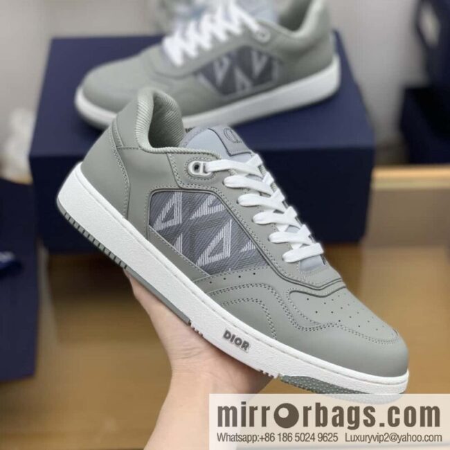 Dior uses black smooth cow leather (fabric) to carefully make B27 low-top sneakers