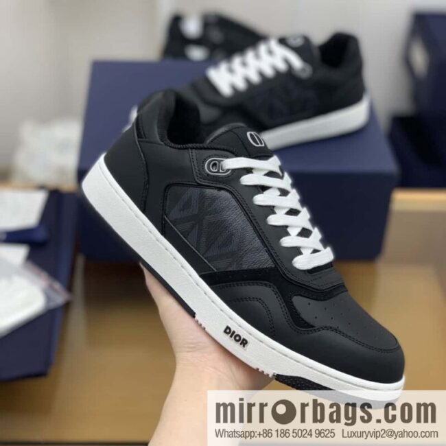 Dior uses black smooth cow leather (fabric) to carefully make B27 low-top sneakers