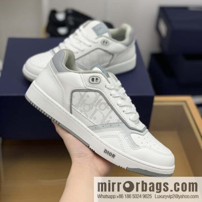 Dior uses black smooth cow leather (fabric) to carefully make B27 low-top sneakers