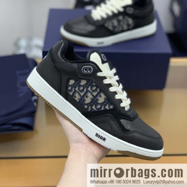 Dior uses black smooth cow leather (fabric) to carefully make B27 low-top sneakers
