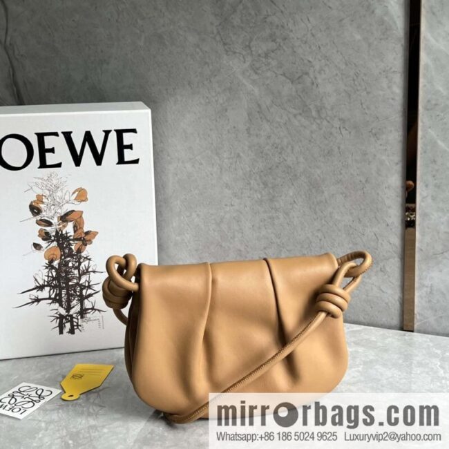 LOEWE\'s latest series Paseo new member Paseo Satchel 0686 caramel color
