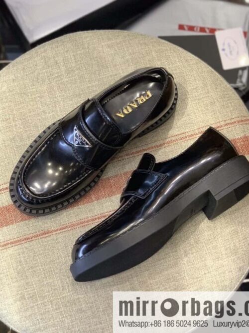 wsxc1692635804347_2-800x800kr1gawupjyc181917_20250708193029.jpg PRADA triangular logo decoration, glossy loafers